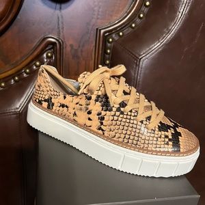 Vince Camuto Raiza Platform